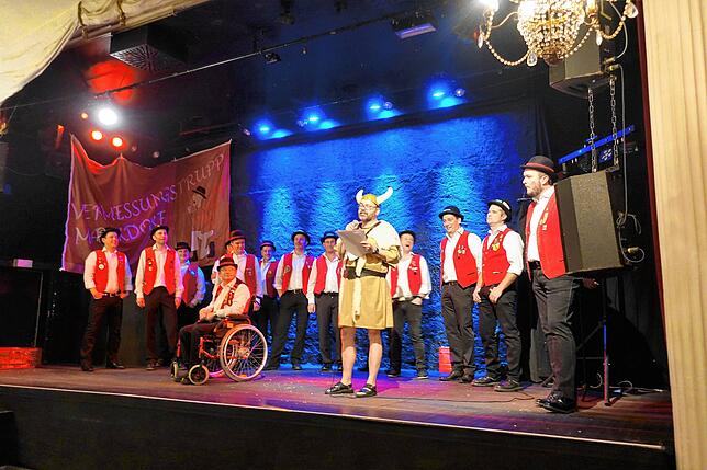 25-jähriges Jubiläum der Vermesser im Theaterstadel 2019: Pfarrer Ulrich Hund überrascht mit einer Rede. Die Vermesser im Hintergrund ...