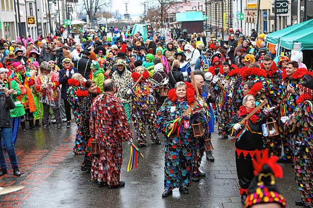 Bild 11: Fasnacht 2025 in Konstanz: Diese Bilder zeigen das bunte Narrentreiben auf der Marktstätte!