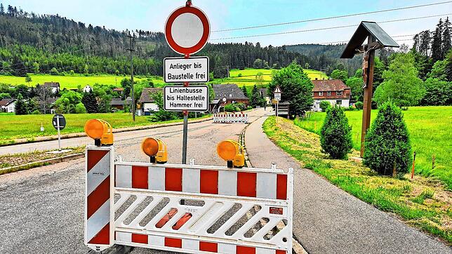 Im Dezember 2024 ist die Straße noch komplett gesperrt (Archivbild). Über den Winter war die Durchfahrt dann wieder möglich. Aber damit ...