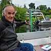 Der &bdquo;Rheinmacher&ldquo; Peter Hunziker erklärte bei einer Bootsfahrt entlang des Rheins, wie er in Büsingen die Flachufer angelegt ...