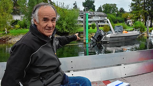 Der &bdquo;Rheinmacher&ldquo; Peter Hunziker erklärte bei einer Bootsfahrt entlang des Rheins, wie er in Büsingen die Flachufer angelegt ...