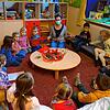 Mit ihren Erzieherinnen Beata Sosnowska (links) und Elisa Vögele (Mitte) sitzen die Kinder der Sternschnuppen-am Nikolaustag im ...