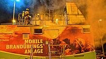 Die mobile Brandübungsanlage steht auf dem Hof der Feuerwehr in Schwenningen. Der nach außen dringende Rauch, der künstlich erzeugter ...