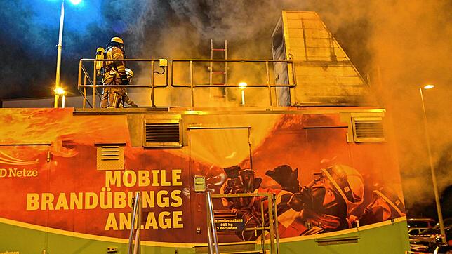 Die mobile Brandübungsanlage steht auf dem Hof der Feuerwehr in Schwenningen. Der nach außen dringende Rauch, der künstlich erzeugter ...