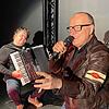 &bdquo;Habe ich genug geliebt?&ldquo;: Im Rentenalter angekommen, reflektiert Babyboopmer Oliver Nolte (rechts) sein Leben &ndash; ...