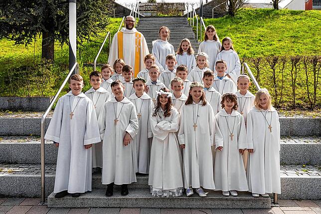 20 Kinder feierten mit ihren Eltern und Angehörigen ihre Erstkommunion in der Allerheiligenkirche in Brigachtal. Der Festgottesdienst ...