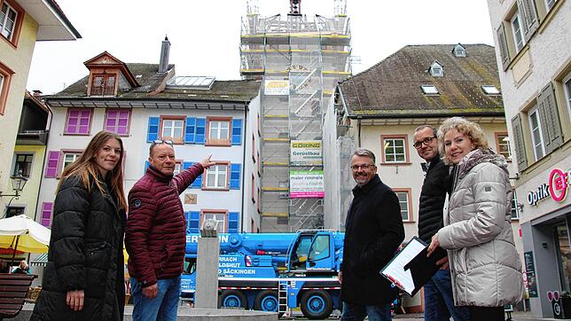 Das Dach ist abgedeckt: Bauleiter Bernhard Baur mit Praktikantin Emilia Tögel, OB Martin Gruner, Andreas Schäfer vom Hochbauamt und die ...