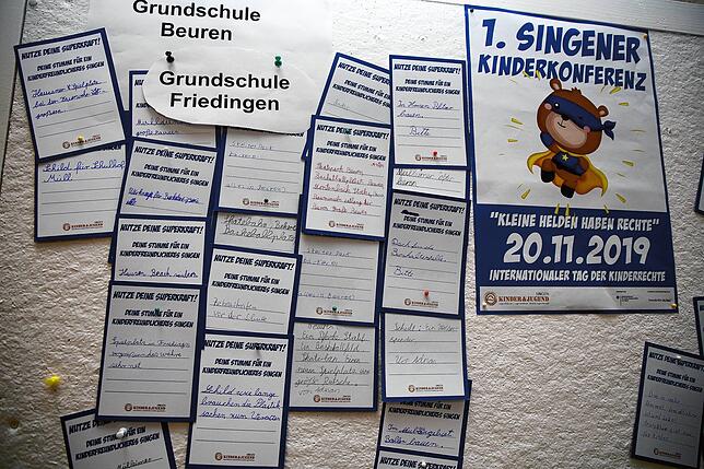 Superkräfte für kommunalpolitische Mitwirkung einsetzen: Auf einer Pinnwand äußern Grundschüler Ideen und Forderungen.