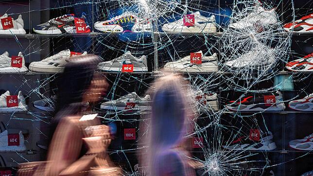 Eine beschädigte Scheibe eines Schuhgeschäfts auf der Stuttgarter Königstraße. In der Nacht zuvor haben dutzende gewalttätige ...