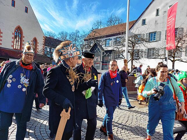 Auf dem Weg vom Museum ins Zeughaus kommt es immer wieder zu Verzögerungen, viele Villinger wollen dem Landesvater Hallo sagen.