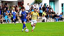 Eine gute Rolle spielt bisher die SG Dettingen-Dingelsdorf (rechts Vincenzo Galli) in dieser Saison. Auch gegen den hochgehandelten FC ...