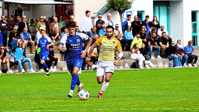 Eine gute Rolle spielt bisher die SG Dettingen-Dingelsdorf (rechts Vincenzo Galli) in dieser Saison. Auch gegen den hochgehandelten FC ...