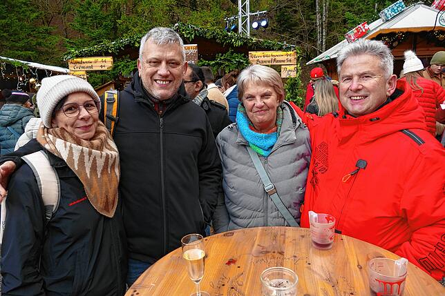 Daniela (von links) und Bernd Oswald, Gerdi und Peter Becker lernen sich beim Glühwein in der Ravennaschlucht kennen.