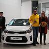 Sascha und Katharina Hepp nehmen den Kia Picanto im Wert von 20.000 Euro mit nach Lauchringen. Übergeben wird der Preis von Georg Frohm, ...