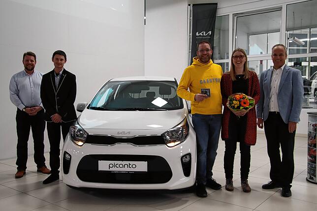 Sascha und Katharina Hepp nehmen den Kia Picanto im Wert von 20.000 Euro mit nach Lauchringen. Übergeben wird der Preis von Georg Frohm, ...