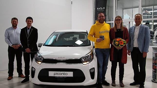 Sascha und Katharina Hepp nehmen den Kia Picanto im Wert von 20.000 Euro mit nach Lauchringen. Übergeben wird der Preis von Georg Frohm, ...