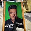 Zerstörungswut in der Innenstadt: Dieses Plakat der Grünen in der Singener Scheffelstraße wurde beschmiert und durchgerissen.