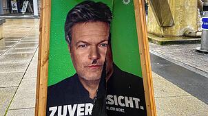 Zerstörungswut in der Innenstadt: Dieses Plakat der Grünen in der Singener Scheffelstraße wurde beschmiert und durchgerissen.