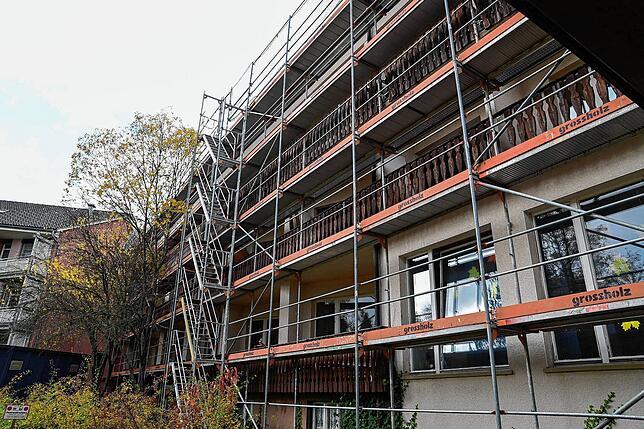 Das Gerüst am Mittelbau der Parkresidenz am Germanswald steht. Innen laufen seit Dienstag die Umbaumaßnahmen.