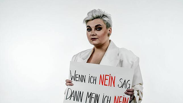 Ela klagt in ihrem neuen Song die Missstände an, denen Frauen nach wie vor ausgesetzt sind. Vor allem aber empfindet sie Schmerz ...