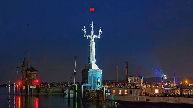 Seit 1993 dreht sich die Imperia im Konstanzer Hafen, doch wenn es nach dem Willen des Gemeinderats gegangen wäre, wäre das Kunstwerk ...