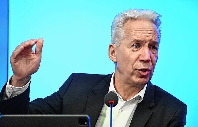 Gerhard Brand, Bundesvorsitzender und Landesvorsitzender Baden-Württemberg des Verbands Bildung und Erziehung (VBE), stellt die ...