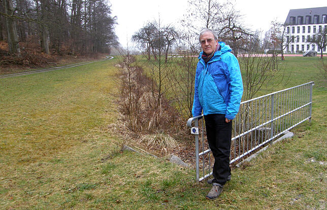 Landschaftsplaner Michael Eberhardt zeigt hier, dass bereits vor ein paar Jahren für den Adelheider Bach östlich von Hegne (rechts zu ...