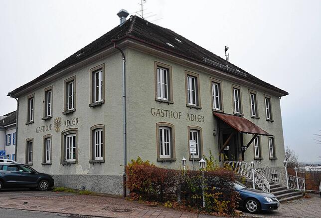 Dies könnte nach der Rathaussanierung das neue Domizil von Stadtbauamt und Archiv werden: der Gasthof Adler.