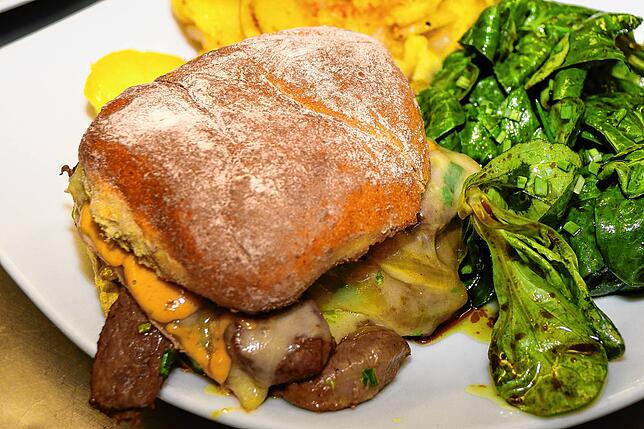 Zum Hauptgang serviert Benedikt Hinterseh Wildburger mit Bratkartoffeln und Feldsalat.