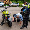 Hauptkommissar Joachim Baumann inspiziert vor allem die Umbauten an diesem Motorrad. Dessen Lenker hat sich aber an die ...