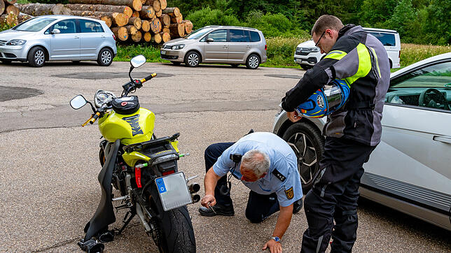 Hauptkommissar Joachim Baumann inspiziert vor allem die Umbauten an diesem Motorrad. Dessen Lenker hat sich aber an die ...