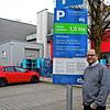 Matthias Schopf, Pressesprecher von Edeka Sulger, an einem der Schilder, die auf das Parksystem aufmerksam machen. Bild: Stefanie Nosswitz