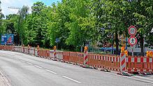 Absperrungen weisen bereits am Donnerstag, 15. Mai, darauf hin, dass hier etwas gebaut wird: In dem Fall entsteht eine neue Mulde, um ...