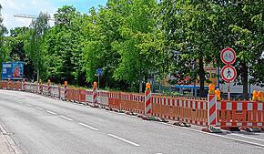 Absperrungen weisen bereits am Donnerstag, 15. Mai, darauf hin, dass hier etwas gebaut wird: In dem Fall entsteht eine neue Mulde, um ...