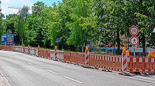 Absperrungen weisen bereits am Donnerstag, 15. Mai, darauf hin, dass hier etwas gebaut wird: In dem Fall entsteht eine neue Mulde, um ...