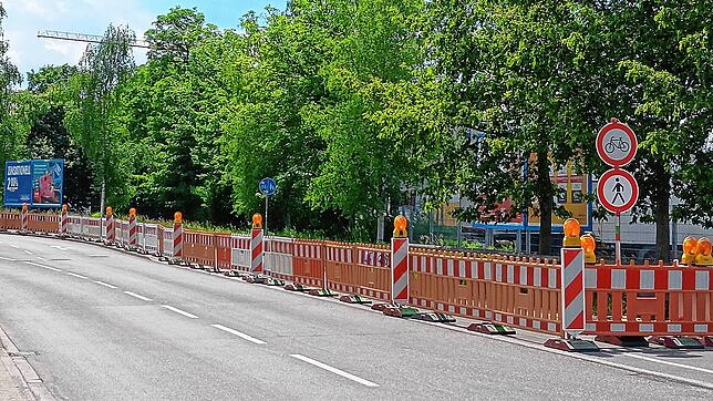 Absperrungen weisen bereits am Donnerstag, 15. Mai, darauf hin, dass hier etwas gebaut wird: In dem Fall entsteht eine neue Mulde, um ...