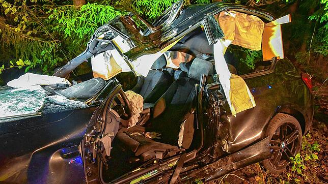 Völlig demoliert ist das Fahrzeug, mit dem ein junger, aus Brigach stammender Autofahrer am späten Donnerstagabend auf einem ...