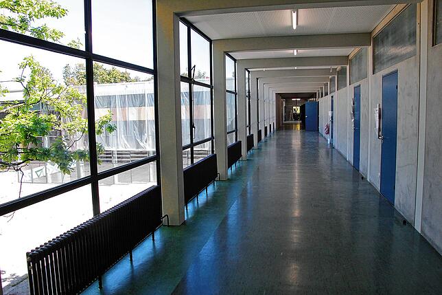 Geräumig und hell: Die Betonstützen wurden einheitlich Hellgrau gestrichen. Fensterrahmen sind geblieben, lediglich die Scheiben wurden ...