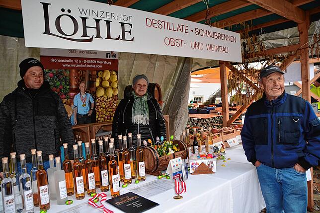 Ralf, Helga und Hermann Löhle (von links) vom gleichnamigen Winzerhof sahen das Wetter gelassen. Inhaber Ralf Löhle meinte: ...