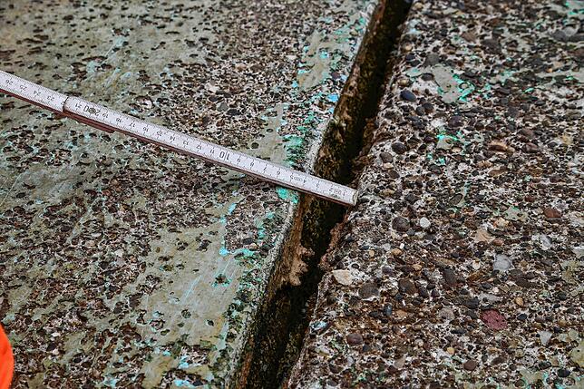 Bis zu vier Zentimeter breit sind die Spalten zwischen den Betonplatten. Wenn da ein Badegast mit seinem Zeh hineingeraten würde, wäre ...