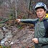 Stadtförster Jörn Burger weist auf eine der Hangrutschungen am Gehrenberg hin. Der viele Regen hat den Boden durchnässt, Bäume finden ...