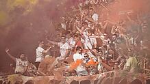Merck-Stadion am Böllenfalltor. Freiburgs Fans zünden Rauchbomben.