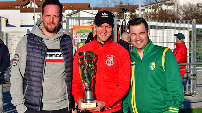 Premiere: Oberligist Freiburger FC holte sich den Wanderpokal beim erstmals ausgespielten Wintercup des SV Herten. Teammanager Thorsten ...