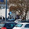 Der Parkplatz der Villinger Messe &ndash; im Hintergrund sind mehrere Menschen mit FFP2-Masken zu sehen. Hier fand ein Großteil der ...