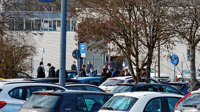 Der Parkplatz der Villinger Messe &ndash; im Hintergrund sind mehrere Menschen mit FFP2-Masken zu sehen. Hier fand ein Großteil der ...