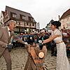 Christian Filip und Anita Hofmann, die beide ihre Namen nach der Trauung behalten werden, zeigten beim Baumstammsägen, wie gut sie als ...
