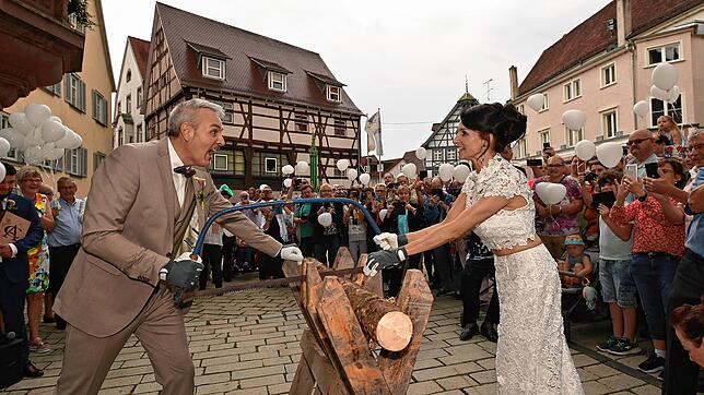 Christian Filip und Anita Hofmann, die beide ihre Namen nach der Trauung behalten werden, zeigten beim Baumstammsägen, wie gut sie als ...
