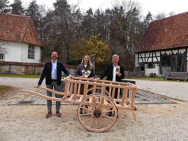Museumsleiter Andreas Weiß, Bürgermeisterin Marina Jung und Landrat Stefan Bär präsentieren das neue Programm. Vor ihnen eine ...