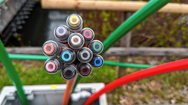 Glasfaser-Kabel wie diese sollen für schnelles Internet sorgen, doch der Ausbau stockt immer wieder.