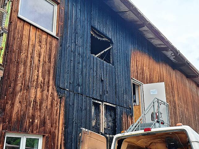 Bild 12: Großeinsatz am späten Sonntagnachmittag: In Fischbach gerät landwirtschaftliches Anwesen in Brand